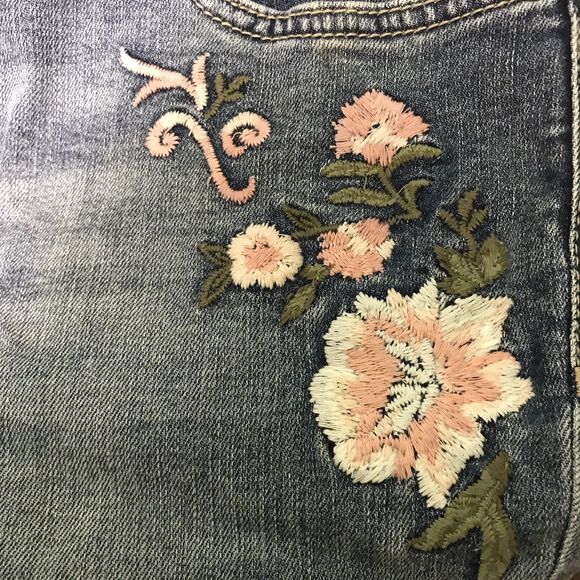 St. John's Bay Blue Denim Capri Women's 8P Floral Crewel Embroidered Y2K Jeans - Picture 3 of 12